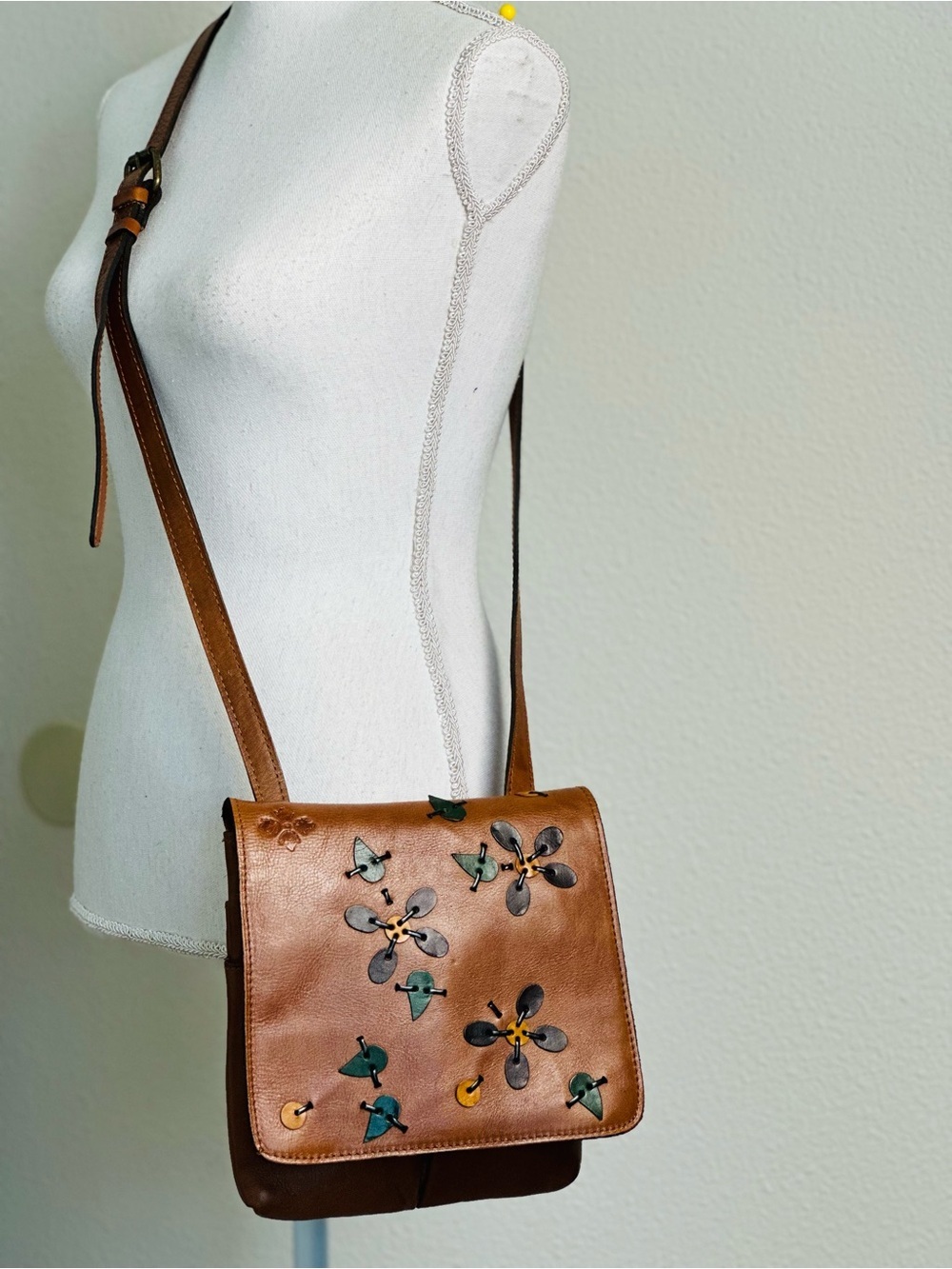 Patricia Nash Brown Leather Crossbody Bag With Floral Appliquรฉ